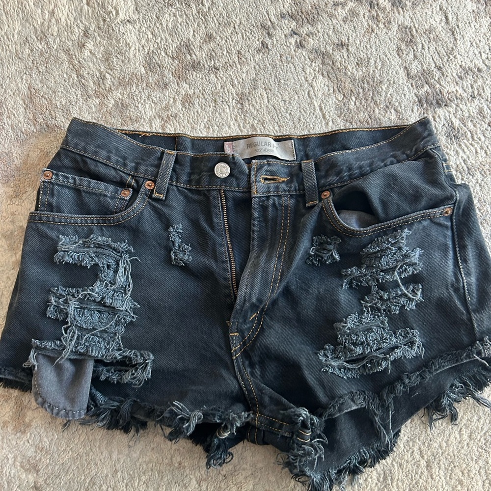 Black Levi’s Jean Shorts.  Fits like a size Small/Medium, Size 6, or size 27